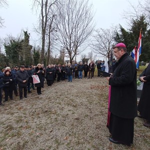 Biskup Šaško predvodio molitvu za katoličke vjernike na oskvrnjenim grobovima hrvatskih vojnika